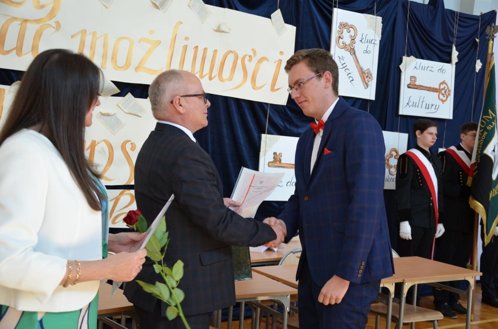 Zdjęcie w galerii na portalu naszwodzislaw.com: Maturzyści powiatowych szkół odebrali świadectwa [FOTO] wiadomości z regionu
