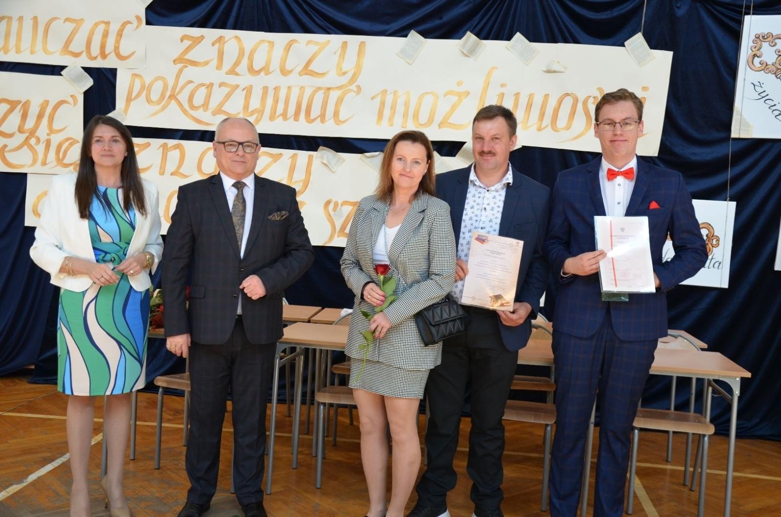 Zdjęcie w galerii na portalu naszwodzislaw.com: Maturzyści powiatowych szkół odebrali świadectwa [FOTO] wiadomości z regionu