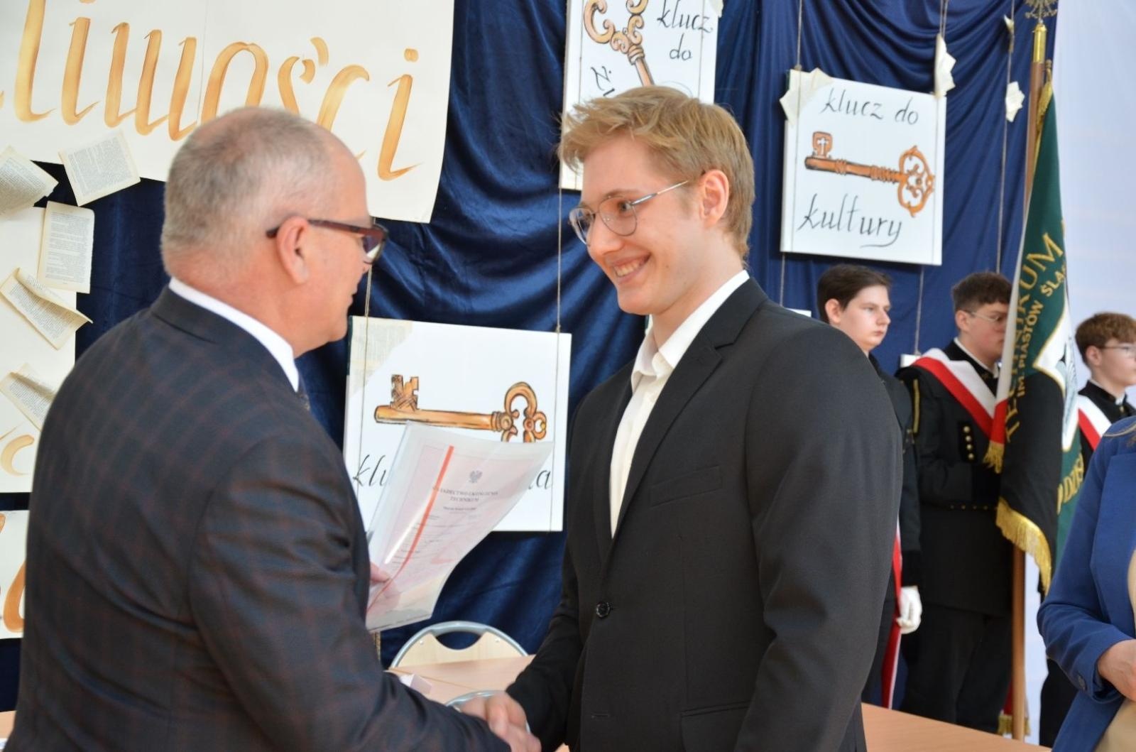 Zdjęcie w galerii na portalu naszwodzislaw.com: Maturzyści powiatowych szkół odebrali świadectwa [FOTO] wiadomości z regionu