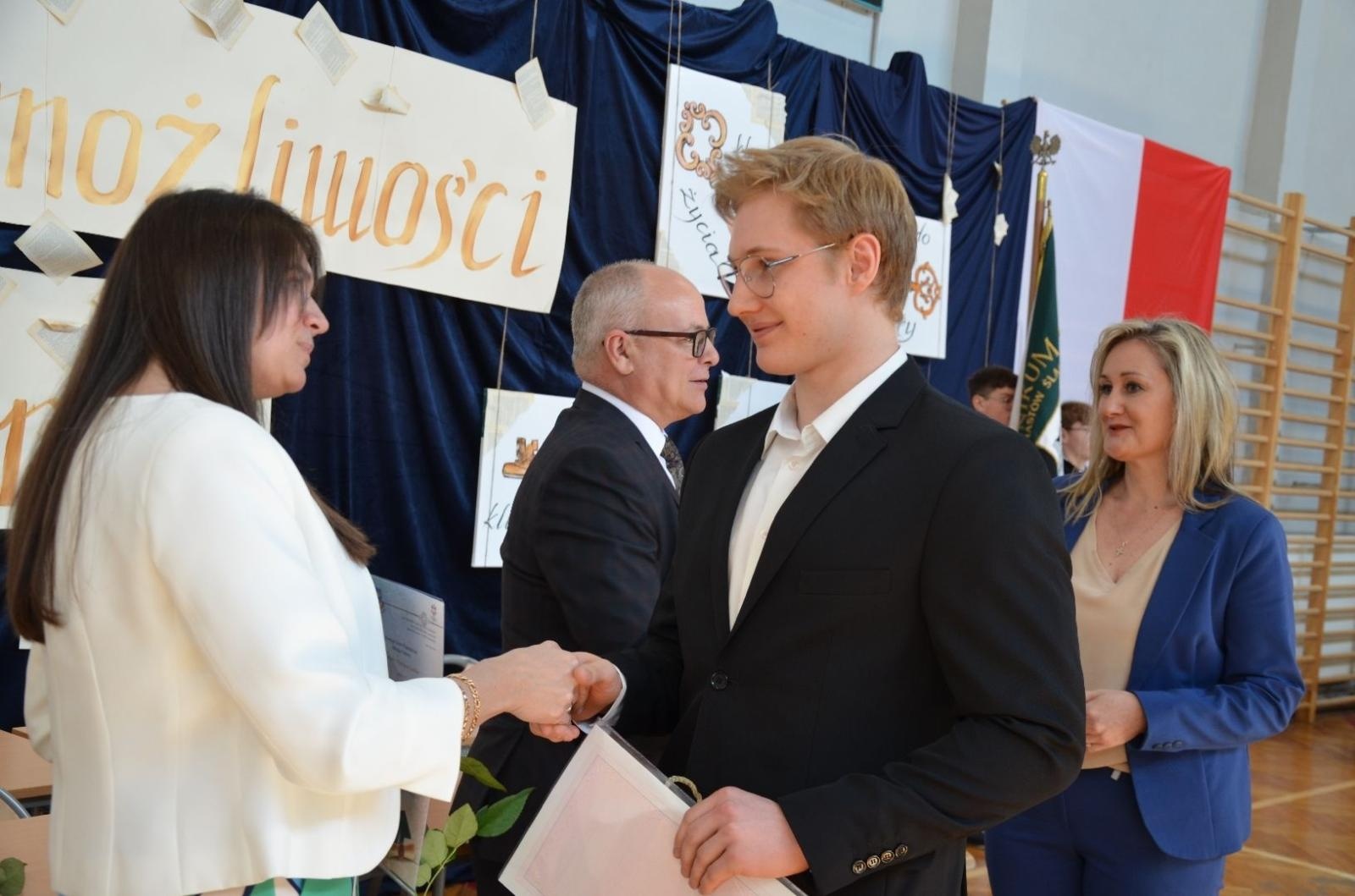 Zdjęcie w galerii na portalu naszwodzislaw.com: Maturzyści powiatowych szkół odebrali świadectwa [FOTO] wiadomości z regionu