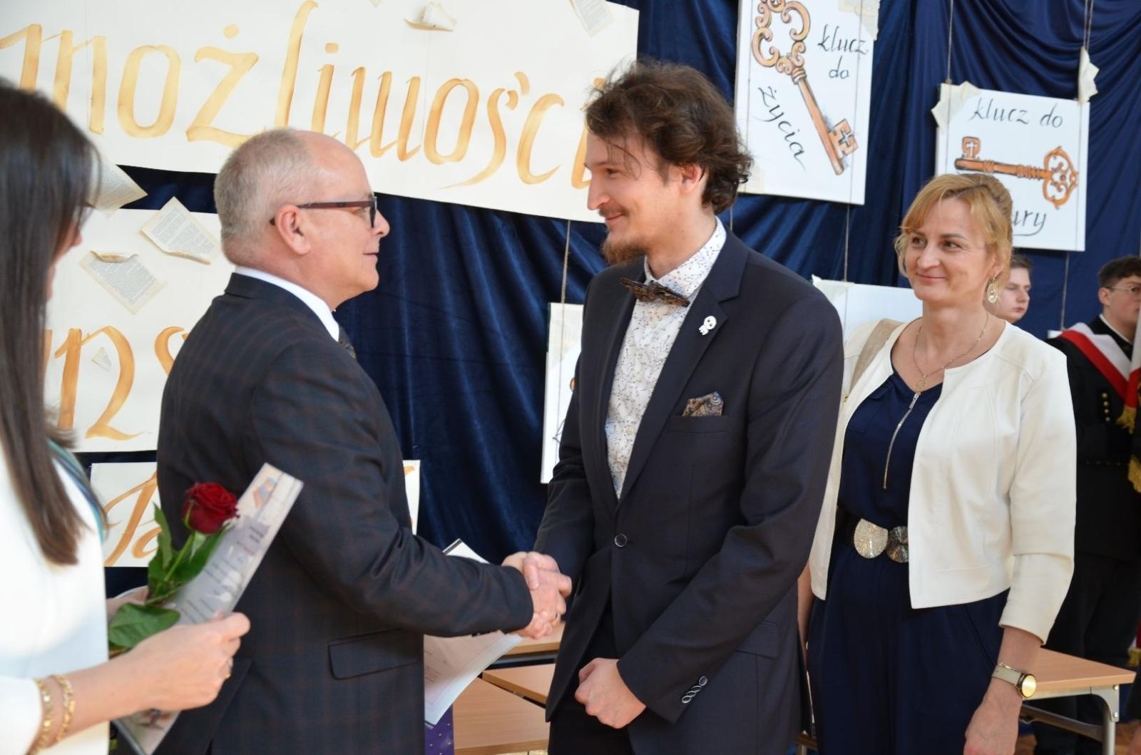 Zdjęcie w galerii na portalu naszwodzislaw.com: Maturzyści powiatowych szkół odebrali świadectwa [FOTO] wiadomości z regionu