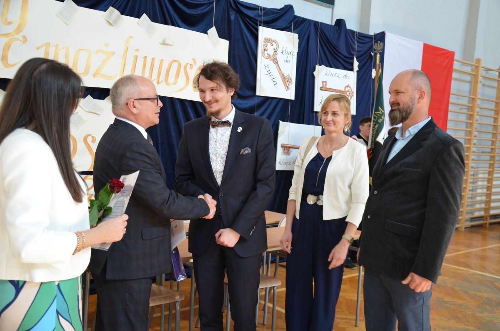 Zdjęcie w galerii na portalu naszwodzislaw.com: Maturzyści powiatowych szkół odebrali świadectwa [FOTO] wiadomości z regionu