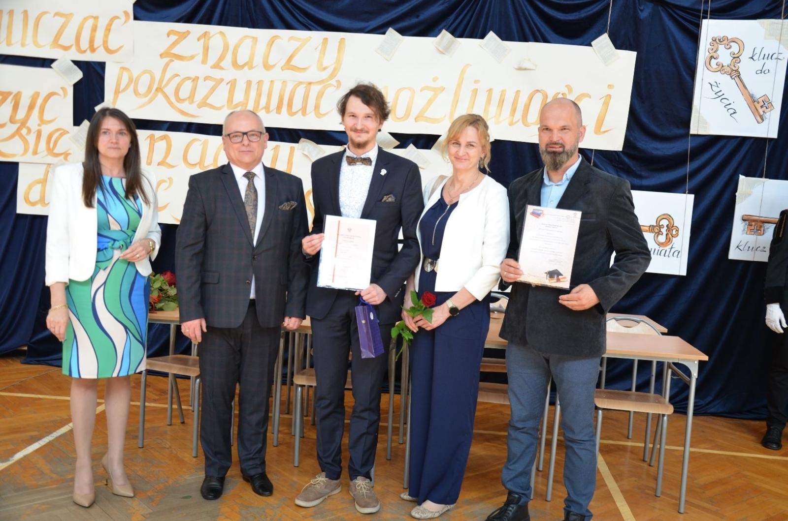 Zdjęcie w galerii na portalu naszwodzislaw.com: Maturzyści powiatowych szkół odebrali świadectwa [FOTO] wiadomości z regionu