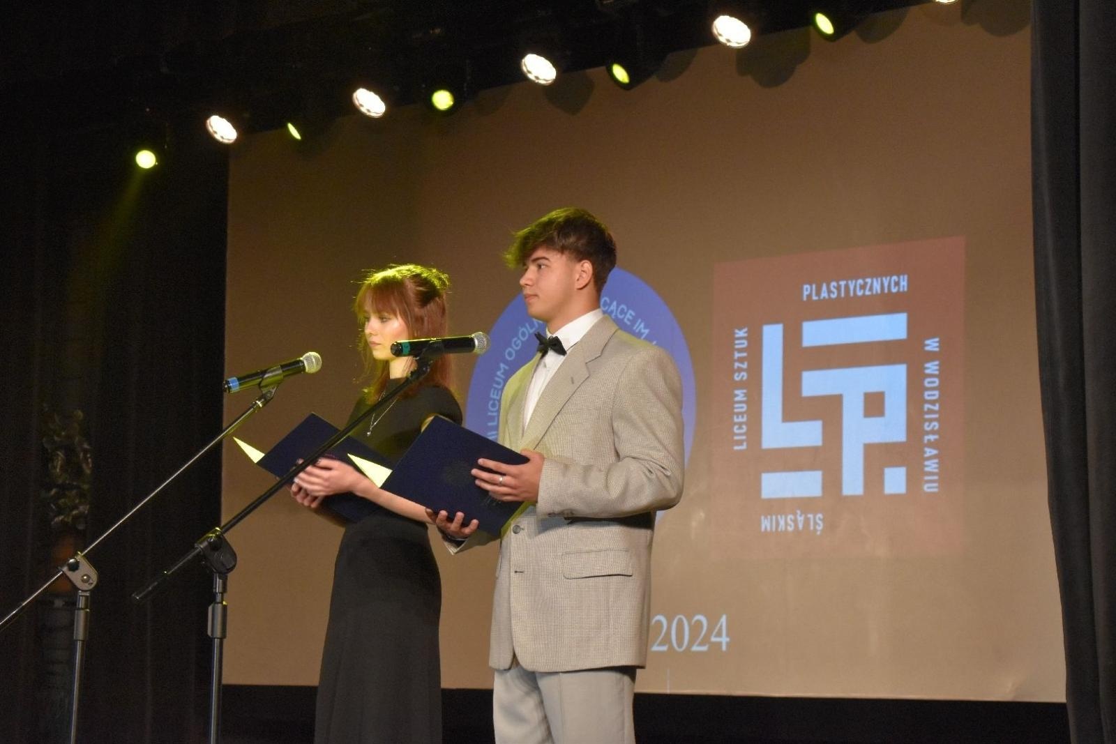 Zdjęcie w galerii na portalu naszwodzislaw.com: Maturzyści powiatowych szkół odebrali świadectwa [FOTO] wiadomości z regionu