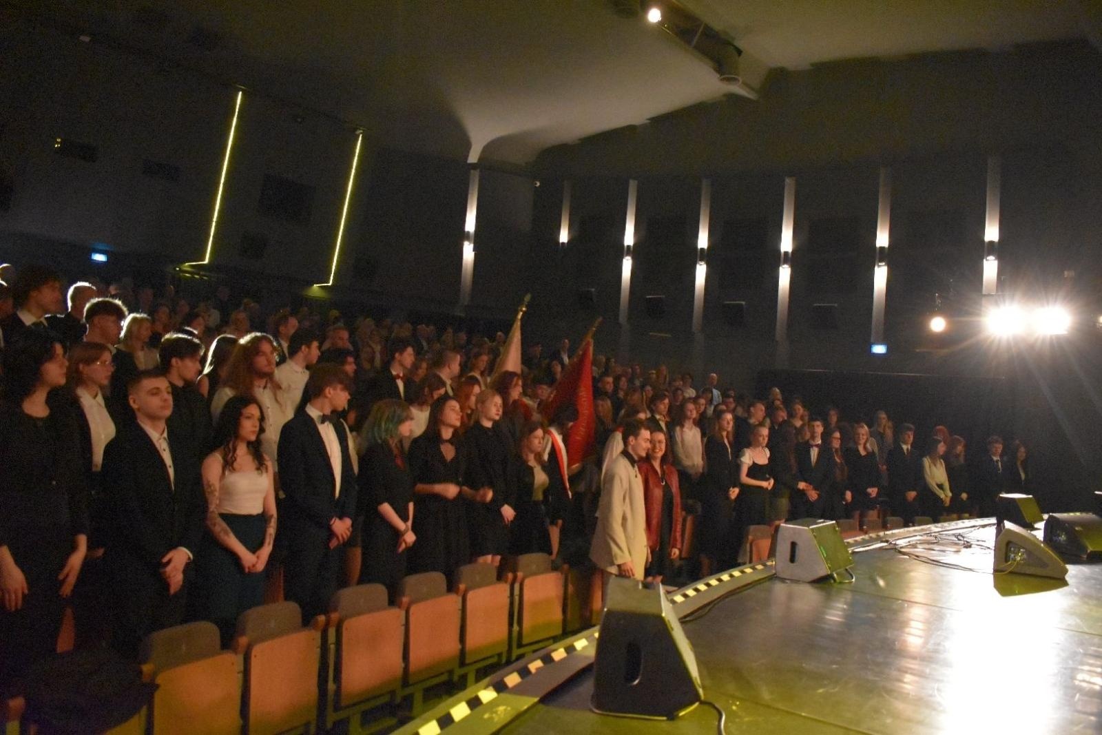 Zdjęcie w galerii na portalu naszwodzislaw.com: Maturzyści powiatowych szkół odebrali świadectwa [FOTO] wiadomości z regionu