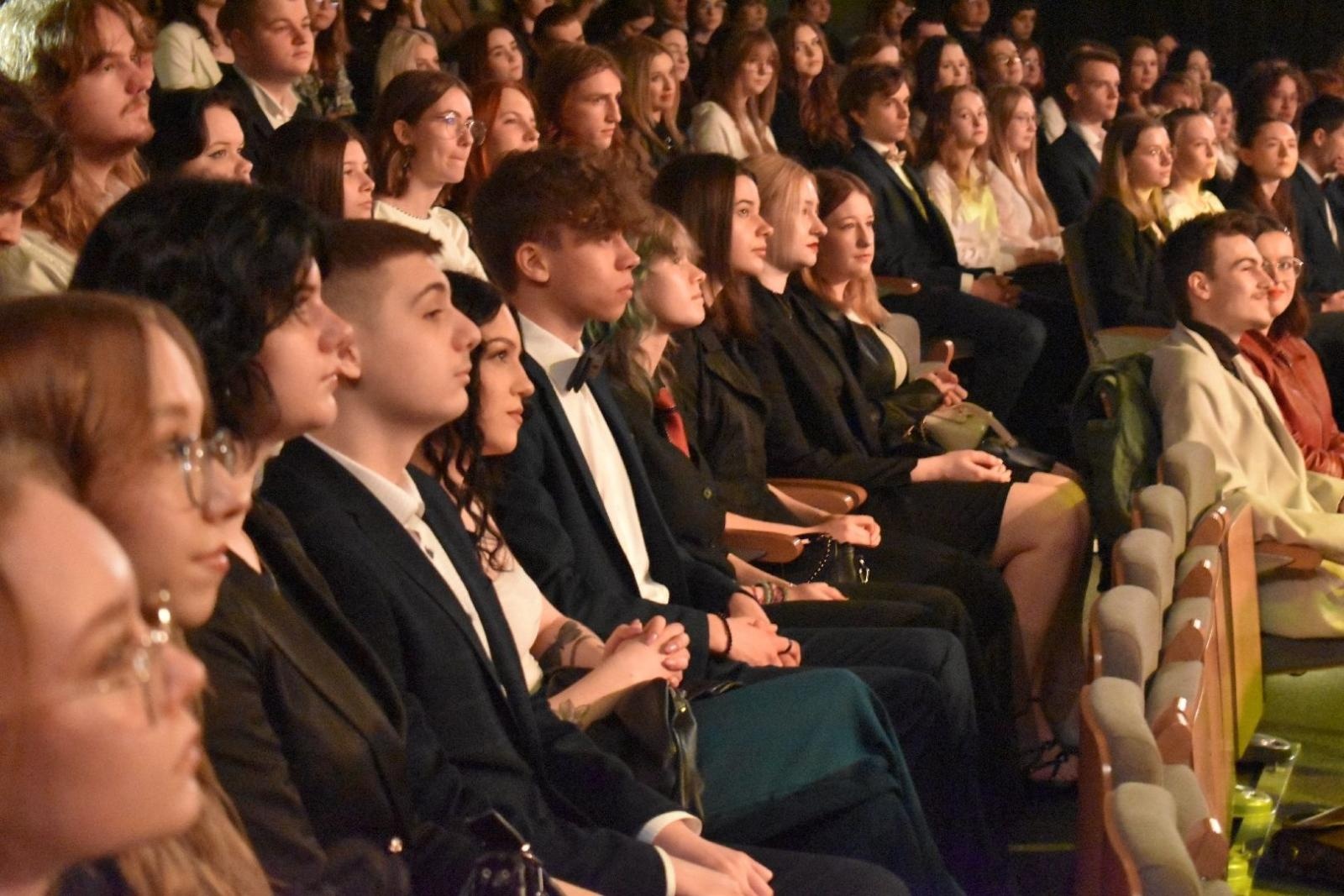 Zdjęcie w galerii na portalu naszwodzislaw.com: Maturzyści powiatowych szkół odebrali świadectwa [FOTO] wiadomości z regionu