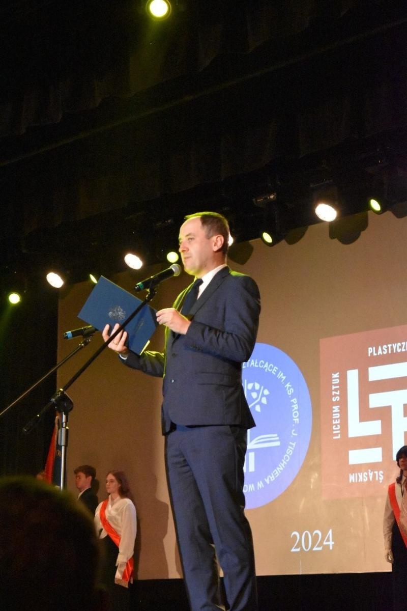 Zdjęcie w galerii na portalu naszwodzislaw.com: Maturzyści powiatowych szkół odebrali świadectwa [FOTO] wiadomości z regionu