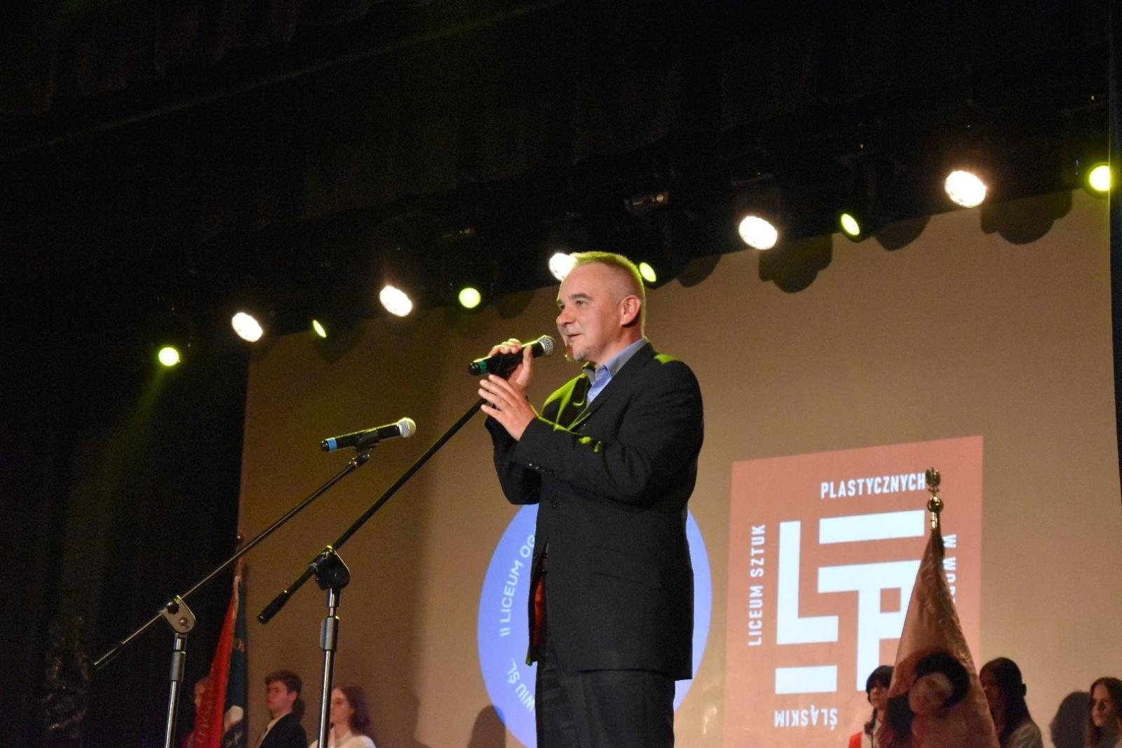 Zdjęcie w galerii na portalu naszwodzislaw.com: Maturzyści powiatowych szkół odebrali świadectwa [FOTO] wiadomości z regionu