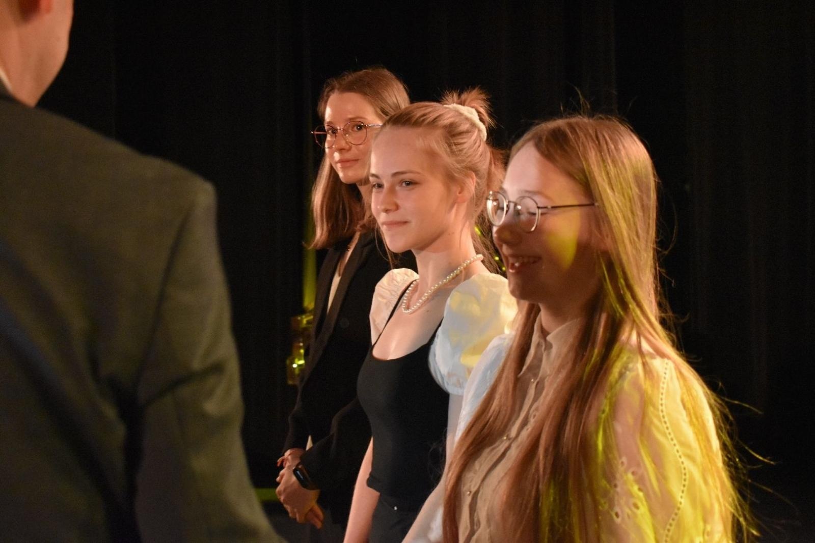 Zdjęcie w galerii na portalu naszwodzislaw.com: Maturzyści powiatowych szkół odebrali świadectwa [FOTO] wiadomości z regionu