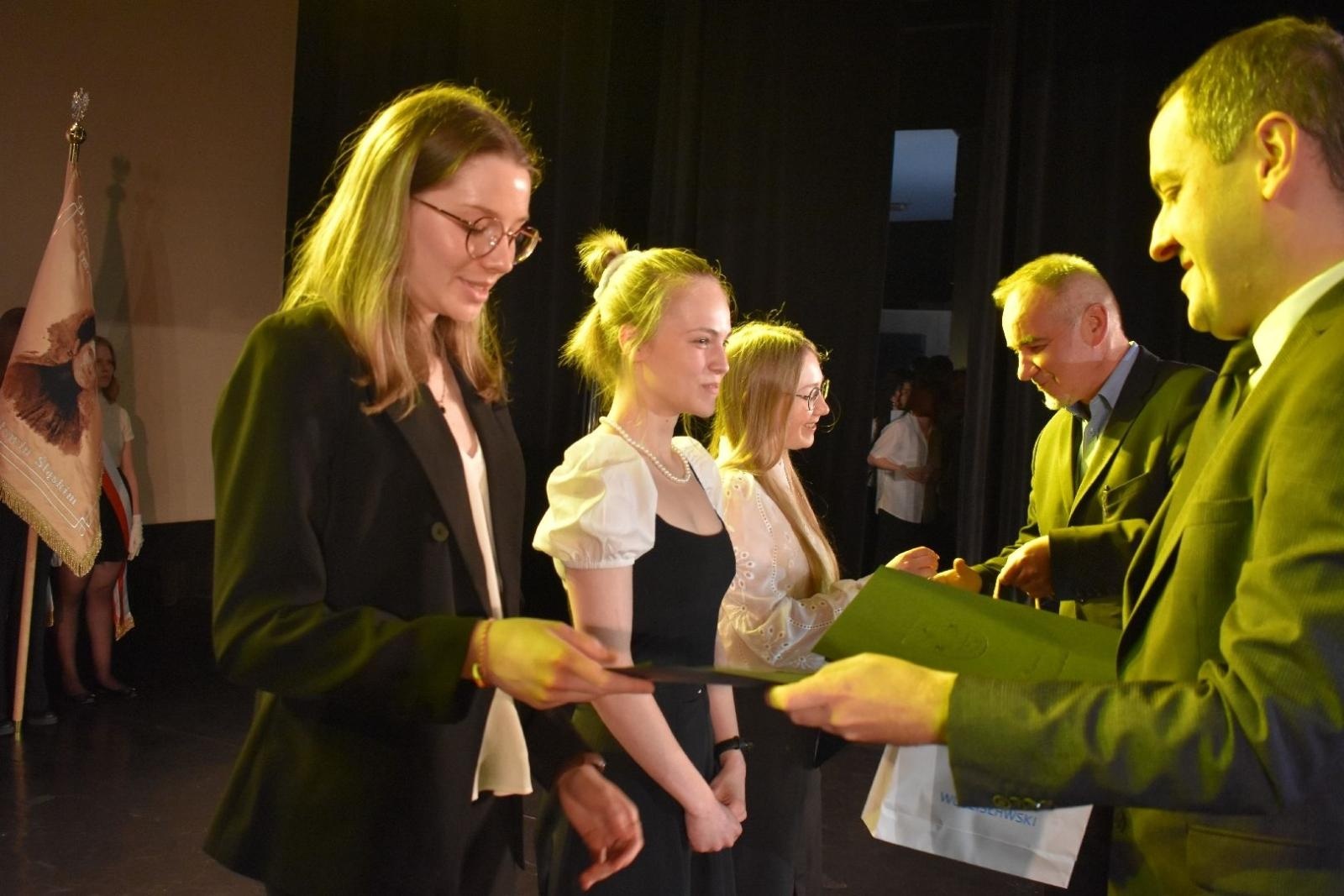 Zdjęcie w galerii na portalu naszwodzislaw.com: Maturzyści powiatowych szkół odebrali świadectwa [FOTO] wiadomości z regionu