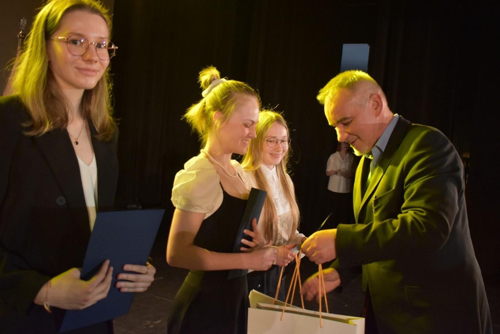 Zdjęcie w galerii na portalu naszwodzislaw.com: Maturzyści powiatowych szkół odebrali świadectwa [FOTO] wiadomości z regionu