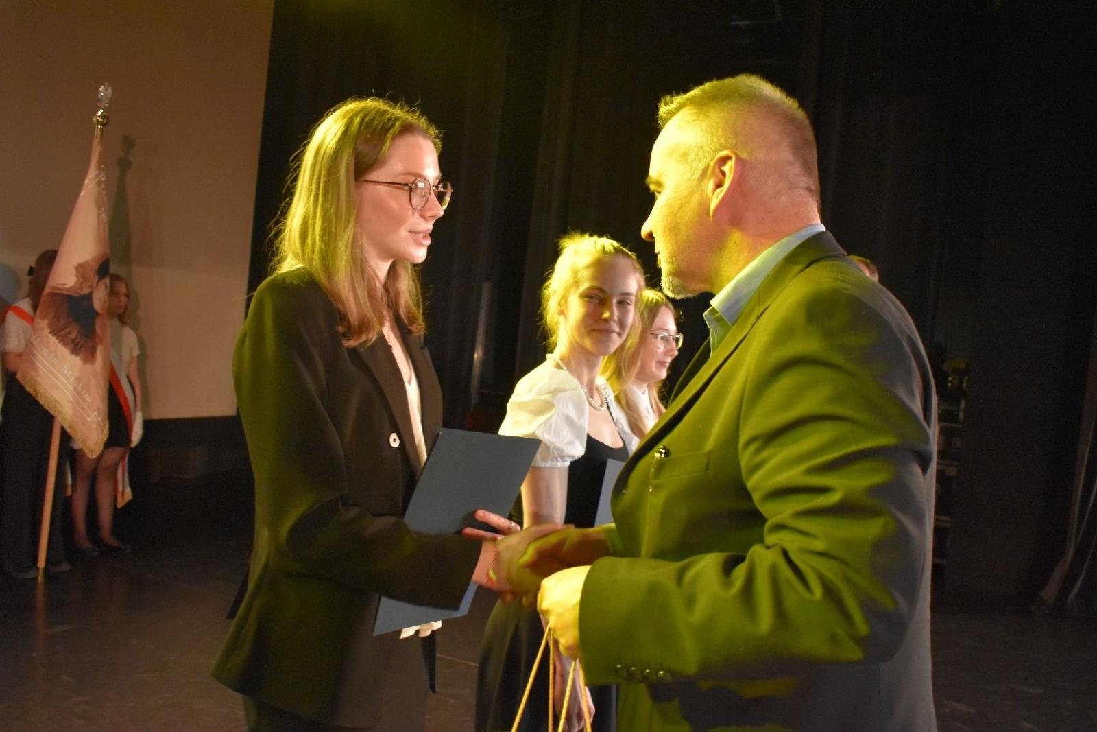 Zdjęcie w galerii na portalu naszwodzislaw.com: Maturzyści powiatowych szkół odebrali świadectwa [FOTO] wiadomości z regionu