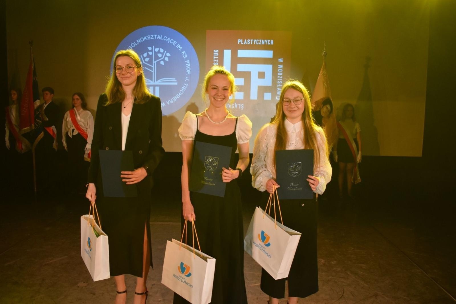 Zdjęcie w galerii na portalu naszwodzislaw.com: Maturzyści powiatowych szkół odebrali świadectwa [FOTO] wiadomości z regionu