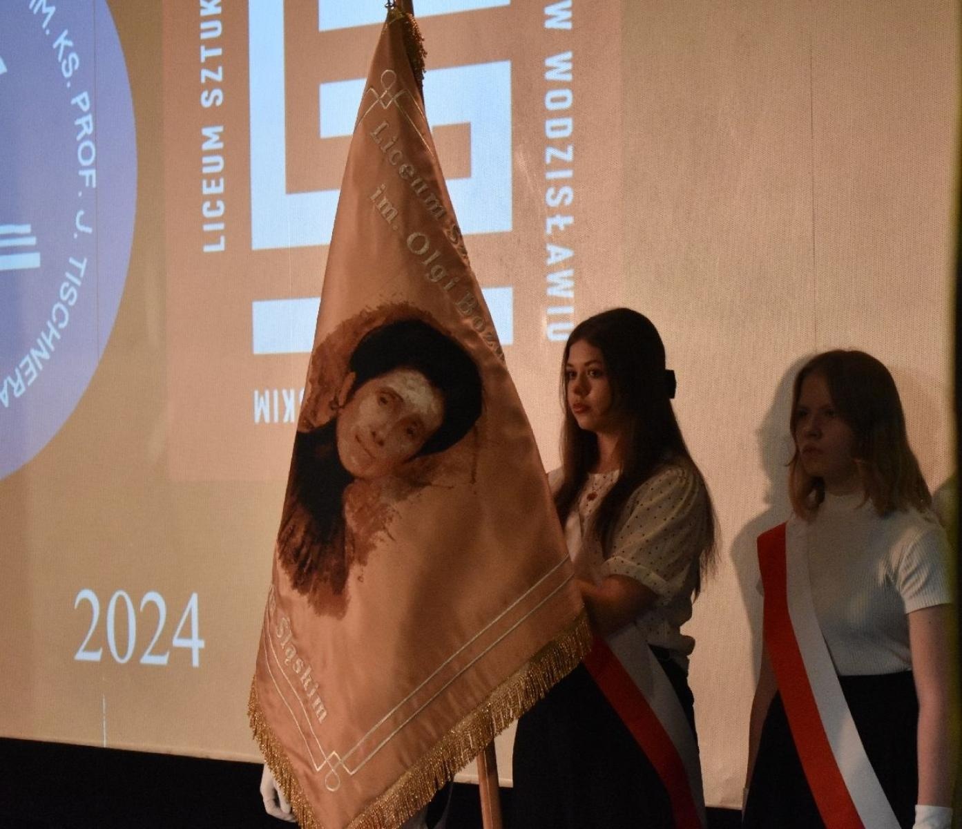 Zdjęcie w galerii na portalu naszwodzislaw.com: Maturzyści powiatowych szkół odebrali świadectwa [FOTO] wiadomości z regionu