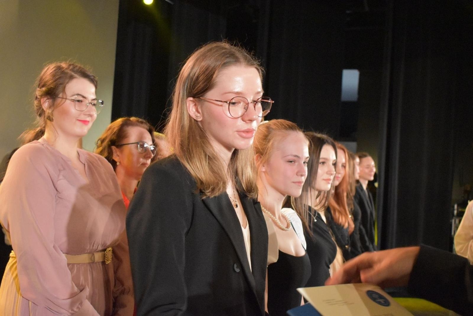 Zdjęcie w galerii na portalu naszwodzislaw.com: Maturzyści powiatowych szkół odebrali świadectwa [FOTO] wiadomości z regionu