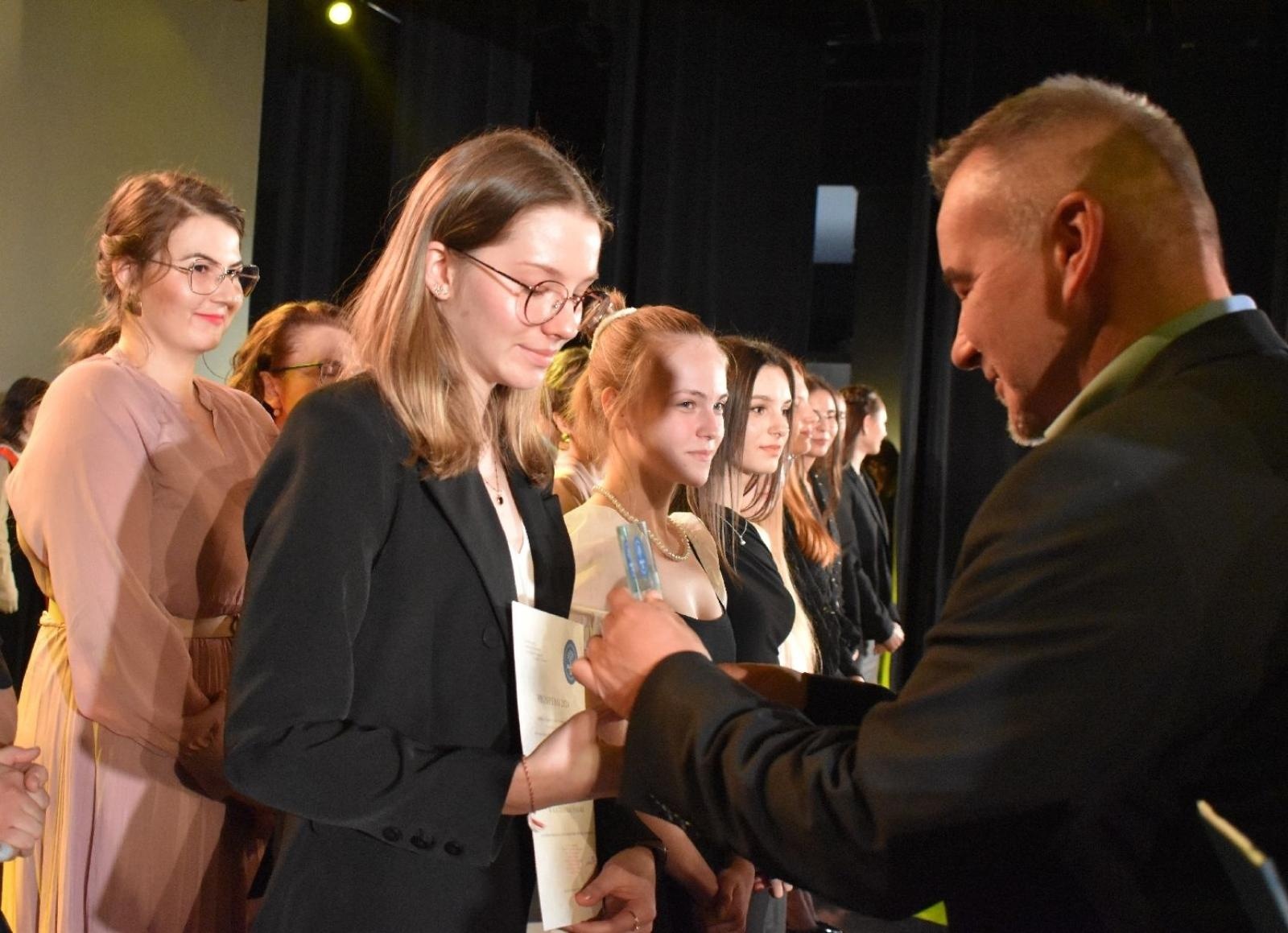 Zdjęcie w galerii na portalu naszwodzislaw.com: Maturzyści powiatowych szkół odebrali świadectwa [FOTO] wiadomości z regionu