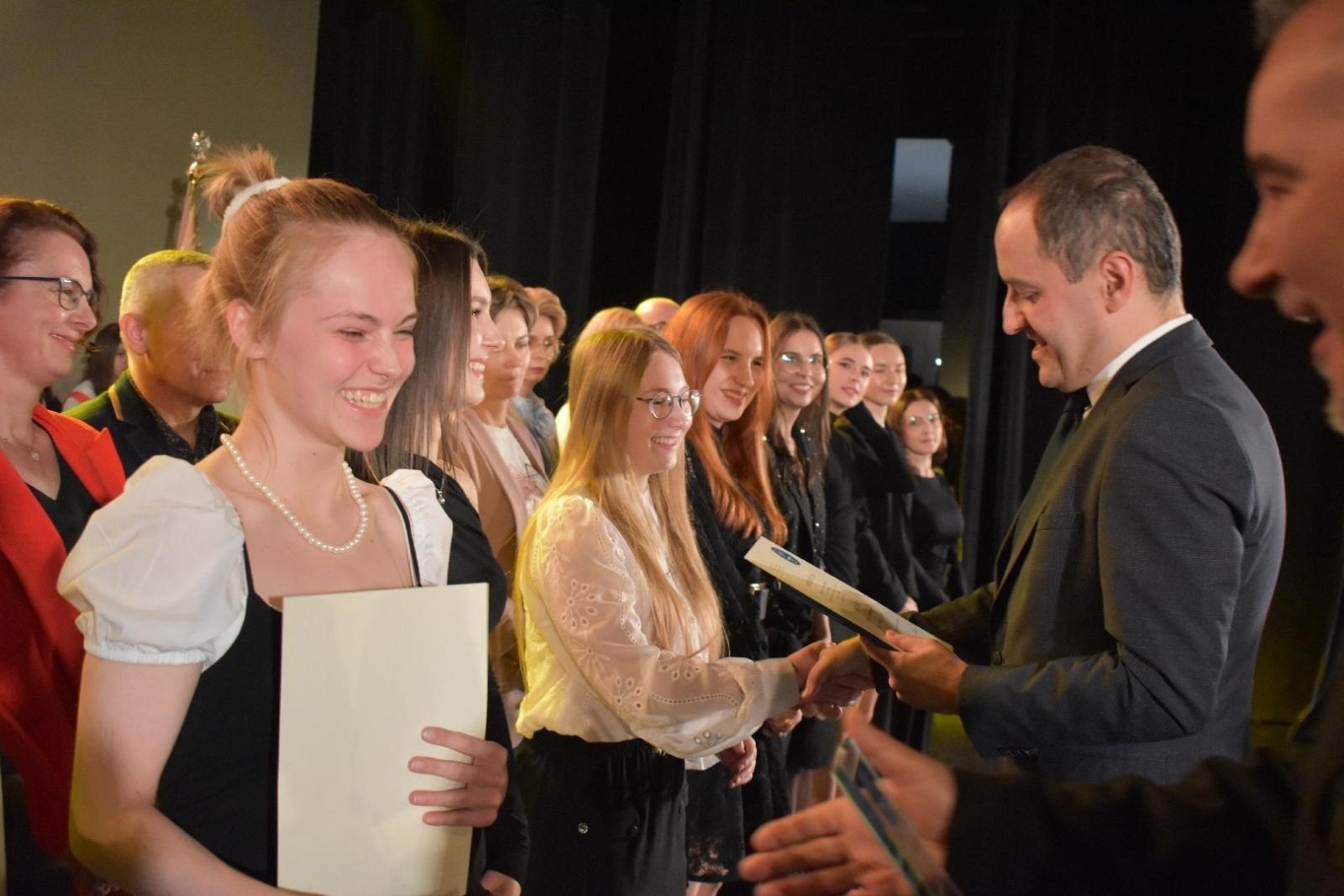 Zdjęcie w galerii na portalu naszwodzislaw.com: Maturzyści powiatowych szkół odebrali świadectwa [FOTO] wiadomości z regionu