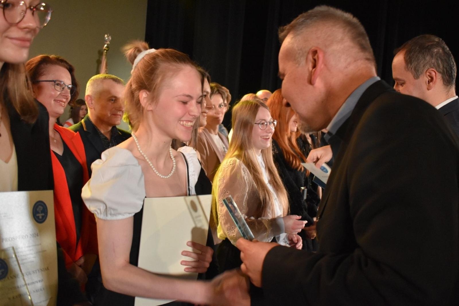 Zdjęcie w galerii na portalu naszwodzislaw.com: Maturzyści powiatowych szkół odebrali świadectwa [FOTO] wiadomości z regionu