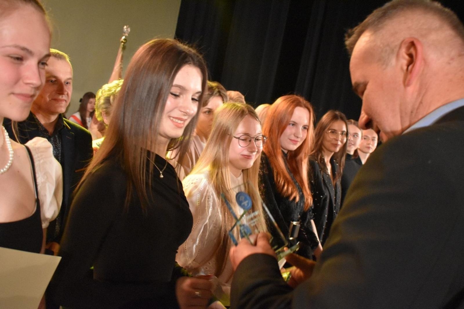 Zdjęcie w galerii na portalu naszwodzislaw.com: Maturzyści powiatowych szkół odebrali świadectwa [FOTO] wiadomości z regionu