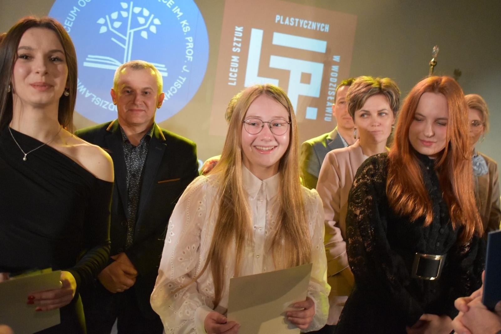 Zdjęcie w galerii na portalu naszwodzislaw.com: Maturzyści powiatowych szkół odebrali świadectwa [FOTO] wiadomości z regionu