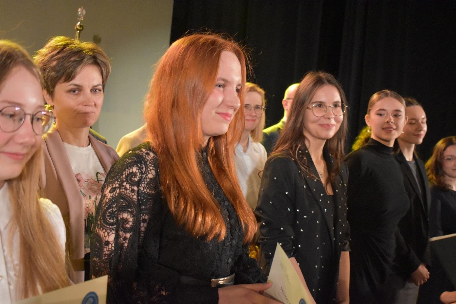 Zdjęcie w galerii na portalu naszwodzislaw.com: Maturzyści powiatowych szkół odebrali świadectwa [FOTO] wiadomości z regionu