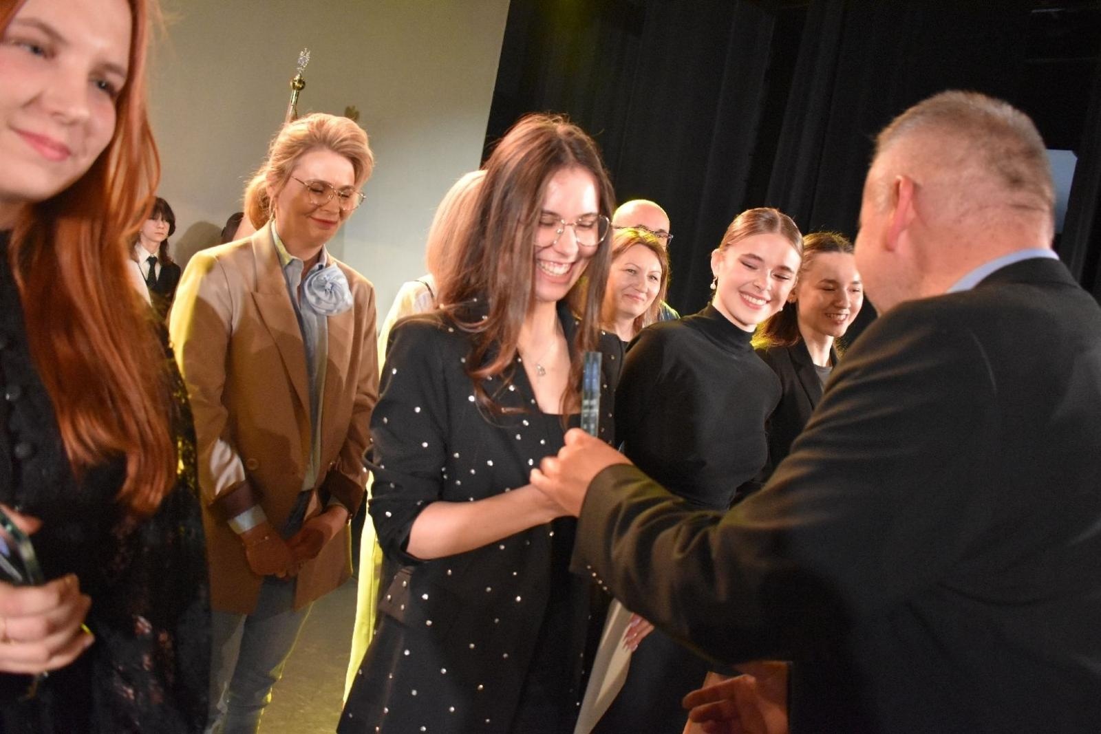 Zdjęcie w galerii na portalu naszwodzislaw.com: Maturzyści powiatowych szkół odebrali świadectwa [FOTO] wiadomości z regionu