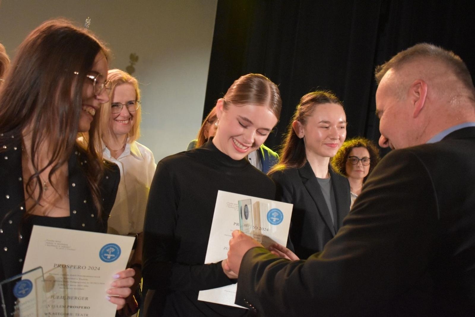 Zdjęcie w galerii na portalu naszwodzislaw.com: Maturzyści powiatowych szkół odebrali świadectwa [FOTO] wiadomości z regionu