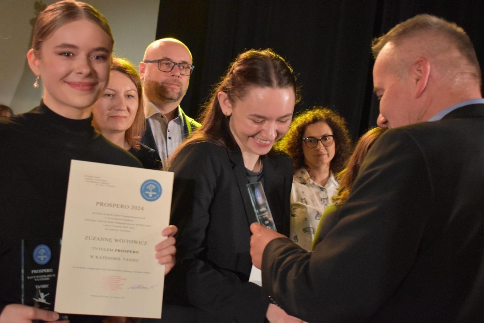 Zdjęcie w galerii na portalu naszwodzislaw.com: Maturzyści powiatowych szkół odebrali świadectwa [FOTO] wiadomości z regionu