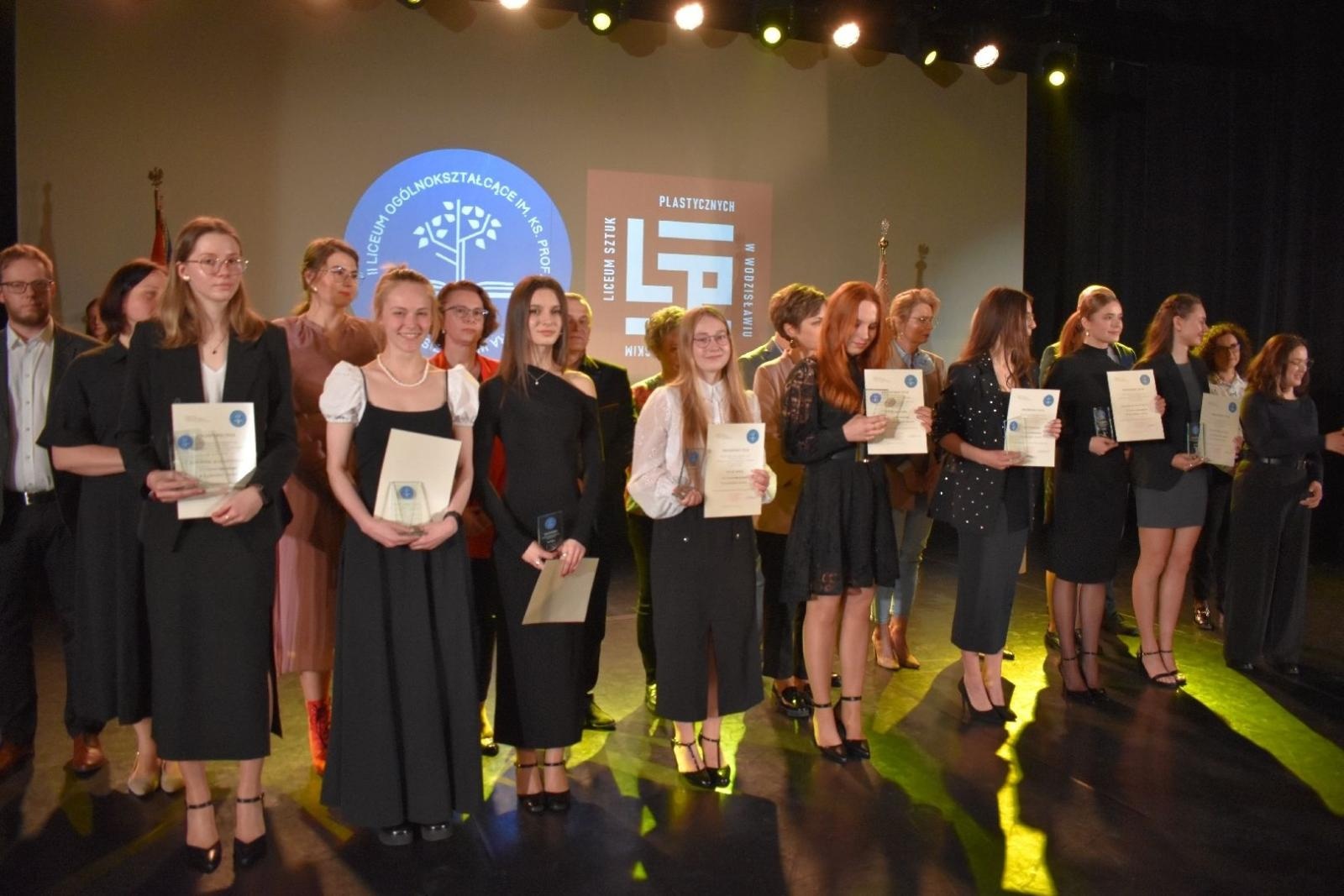 Zdjęcie w galerii na portalu naszwodzislaw.com: Maturzyści powiatowych szkół odebrali świadectwa [FOTO] wiadomości z regionu