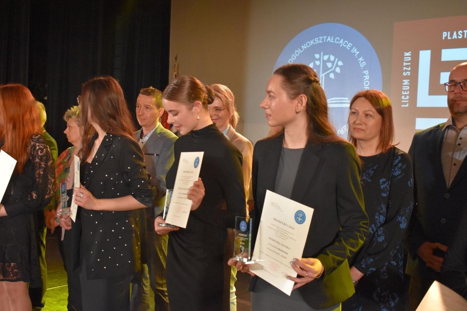 Zdjęcie w galerii na portalu naszwodzislaw.com: Maturzyści powiatowych szkół odebrali świadectwa [FOTO] wiadomości z regionu