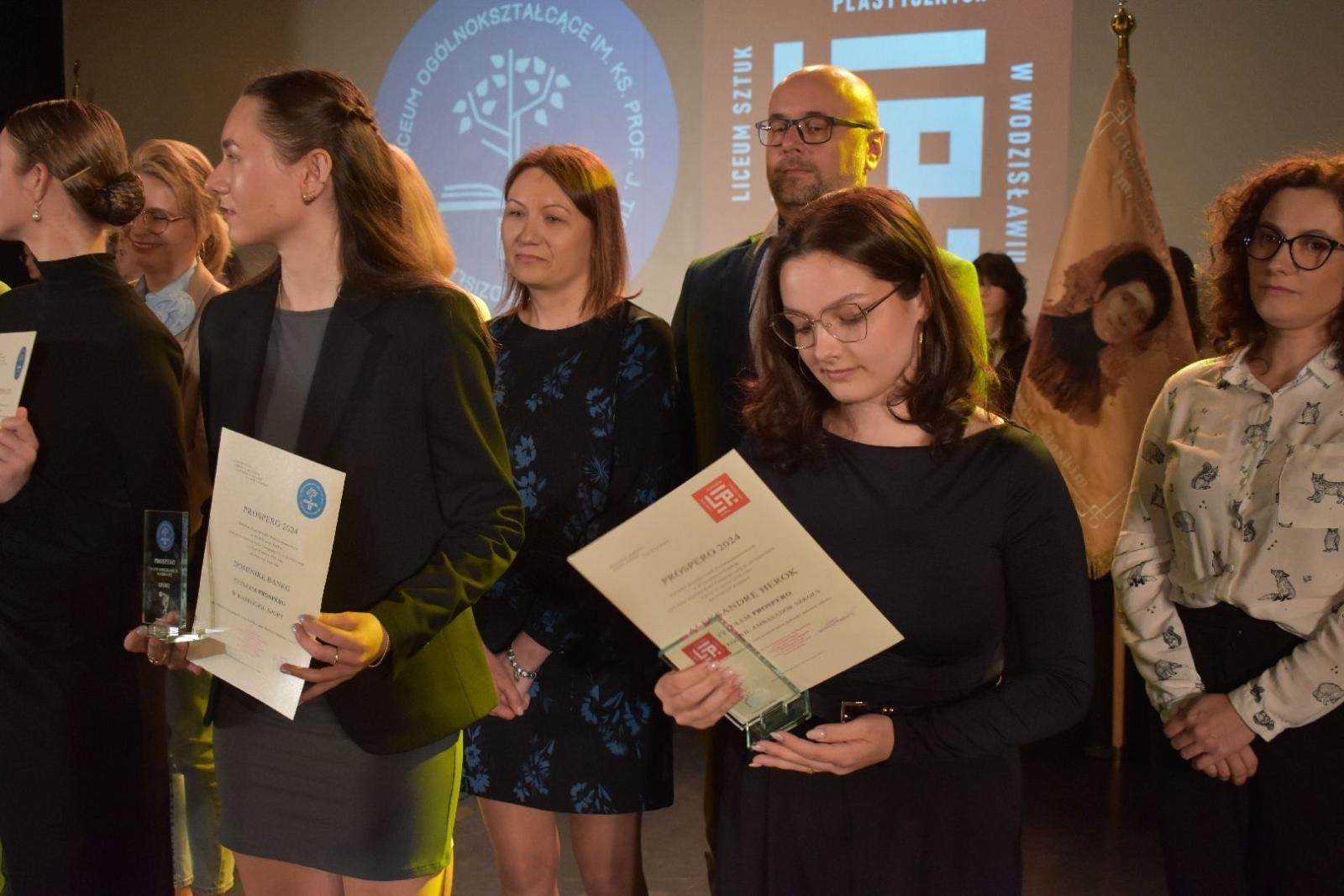 Zdjęcie w galerii na portalu naszwodzislaw.com: Maturzyści powiatowych szkół odebrali świadectwa [FOTO] wiadomości z regionu