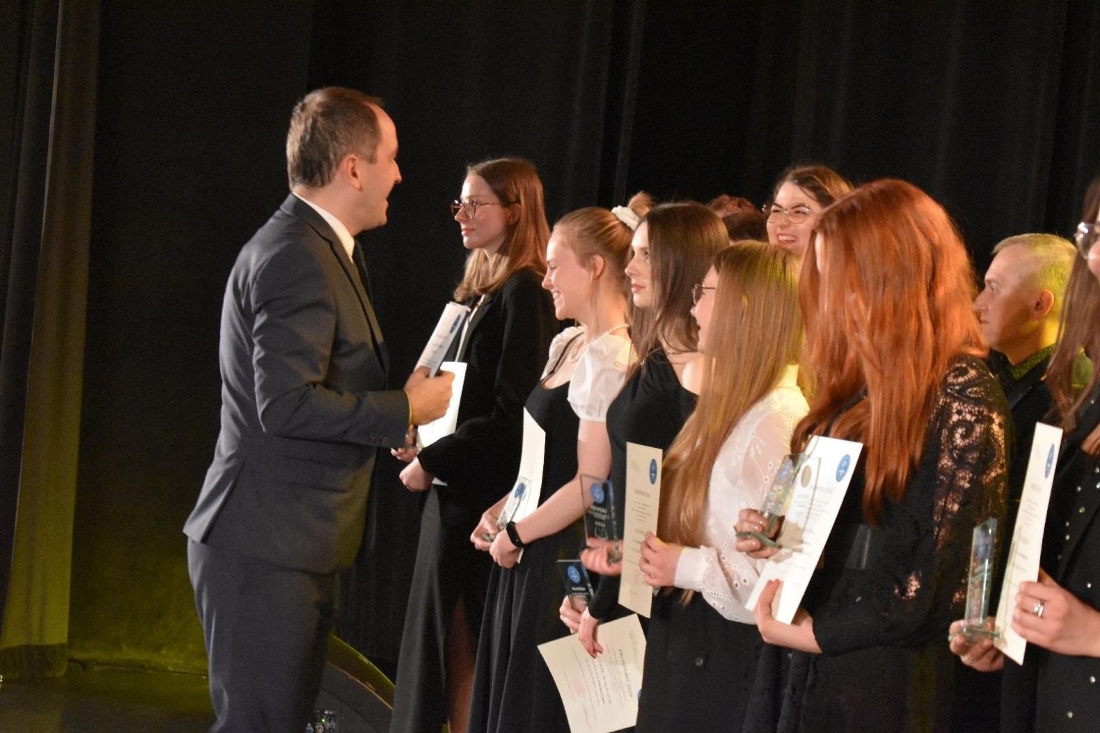 Zdjęcie w galerii na portalu naszwodzislaw.com: Maturzyści powiatowych szkół odebrali świadectwa [FOTO] wiadomości z regionu