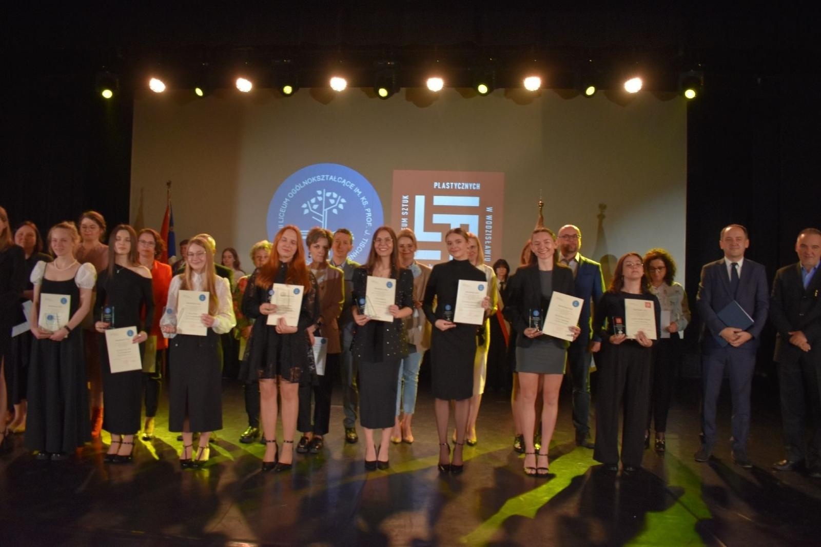 Zdjęcie w galerii na portalu naszwodzislaw.com: Maturzyści powiatowych szkół odebrali świadectwa [FOTO] wiadomości z regionu