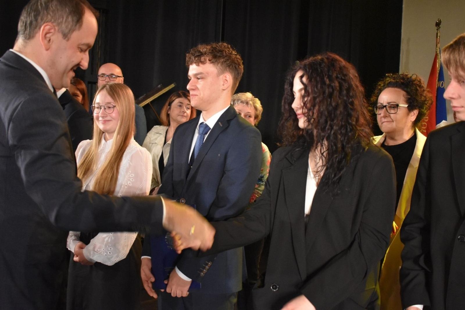 Zdjęcie w galerii na portalu naszwodzislaw.com: Maturzyści powiatowych szkół odebrali świadectwa [FOTO] wiadomości z regionu