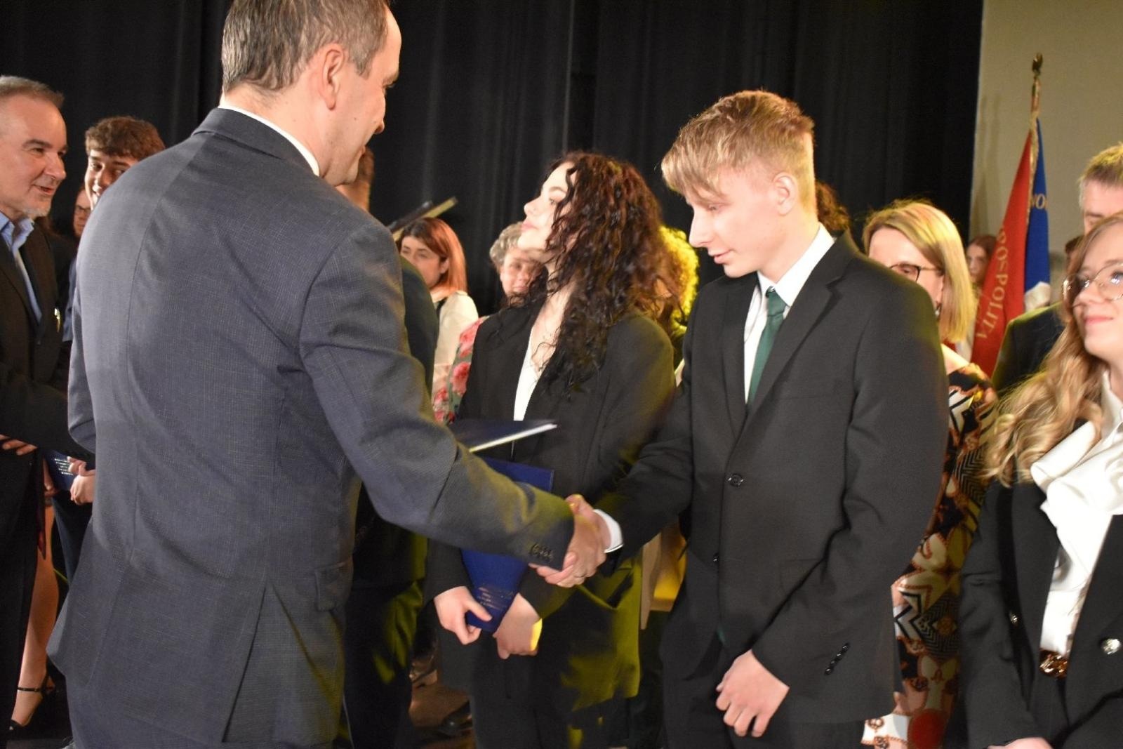 Zdjęcie w galerii na portalu naszwodzislaw.com: Maturzyści powiatowych szkół odebrali świadectwa [FOTO] wiadomości z regionu