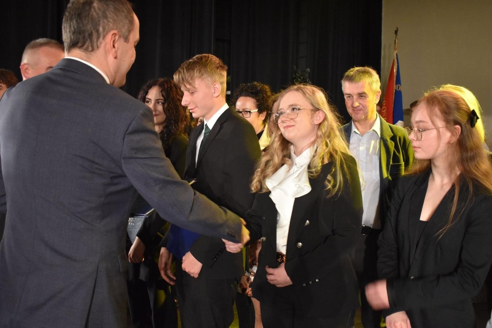 Zdjęcie w galerii na portalu naszwodzislaw.com: Maturzyści powiatowych szkół odebrali świadectwa [FOTO] wiadomości z regionu