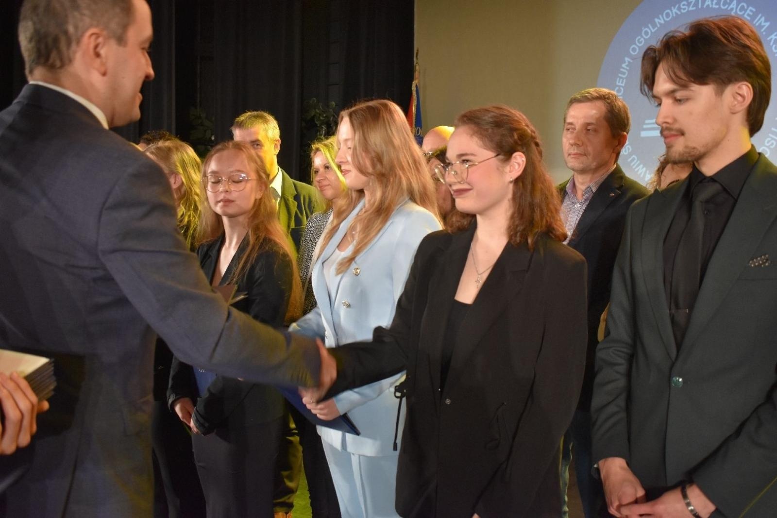 Zdjęcie w galerii na portalu naszwodzislaw.com: Maturzyści powiatowych szkół odebrali świadectwa [FOTO] wiadomości z regionu