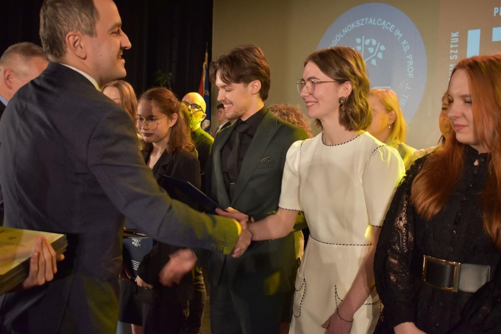 Zdjęcie w galerii na portalu naszwodzislaw.com: Maturzyści powiatowych szkół odebrali świadectwa [FOTO] wiadomości z regionu