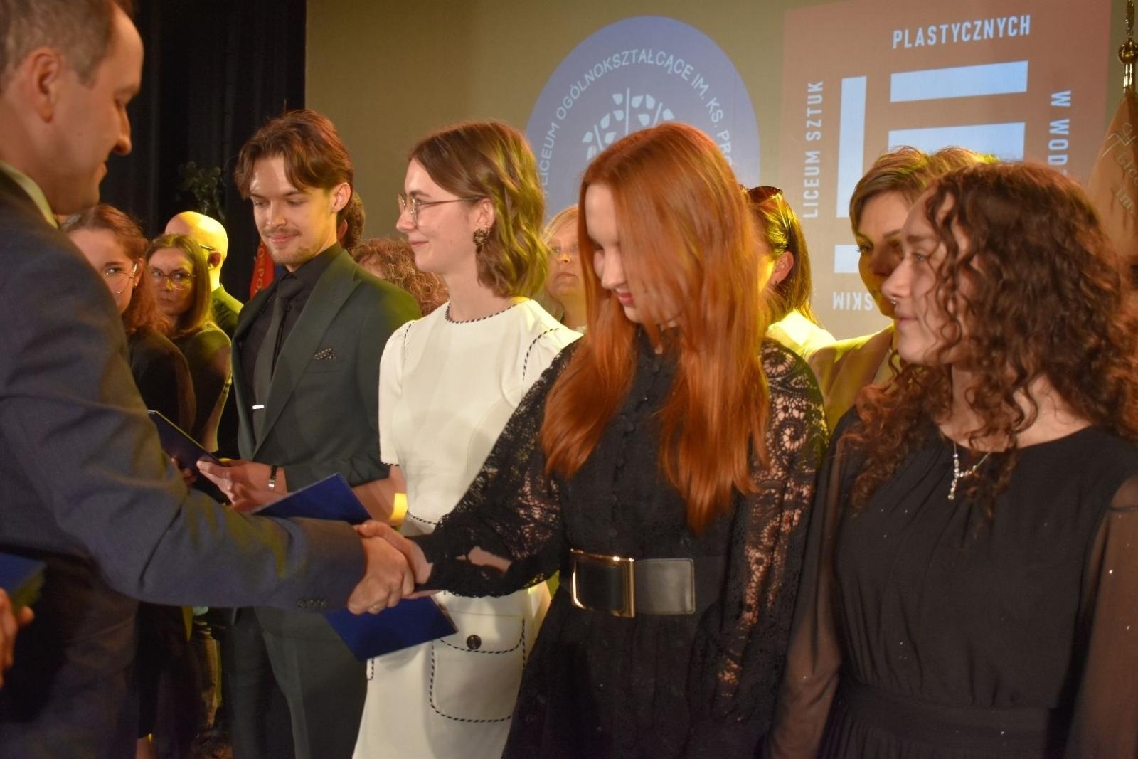 Zdjęcie w galerii na portalu naszwodzislaw.com: Maturzyści powiatowych szkół odebrali świadectwa [FOTO] wiadomości z regionu