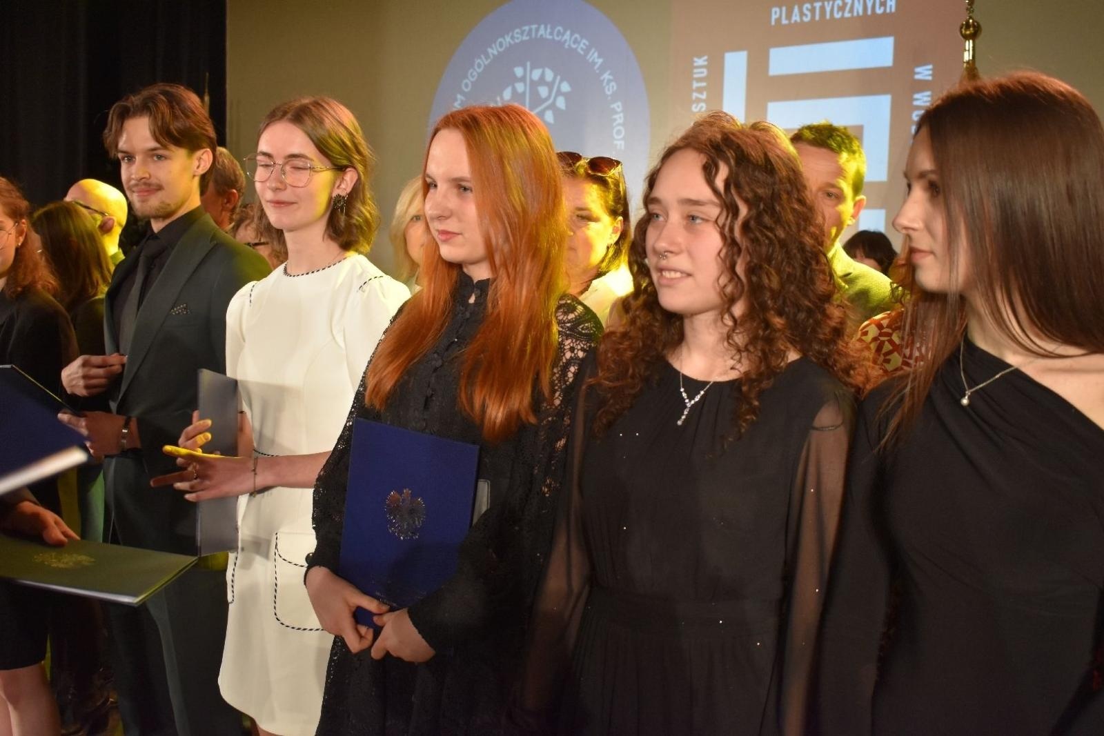 Zdjęcie w galerii na portalu naszwodzislaw.com: Maturzyści powiatowych szkół odebrali świadectwa [FOTO] wiadomości z regionu