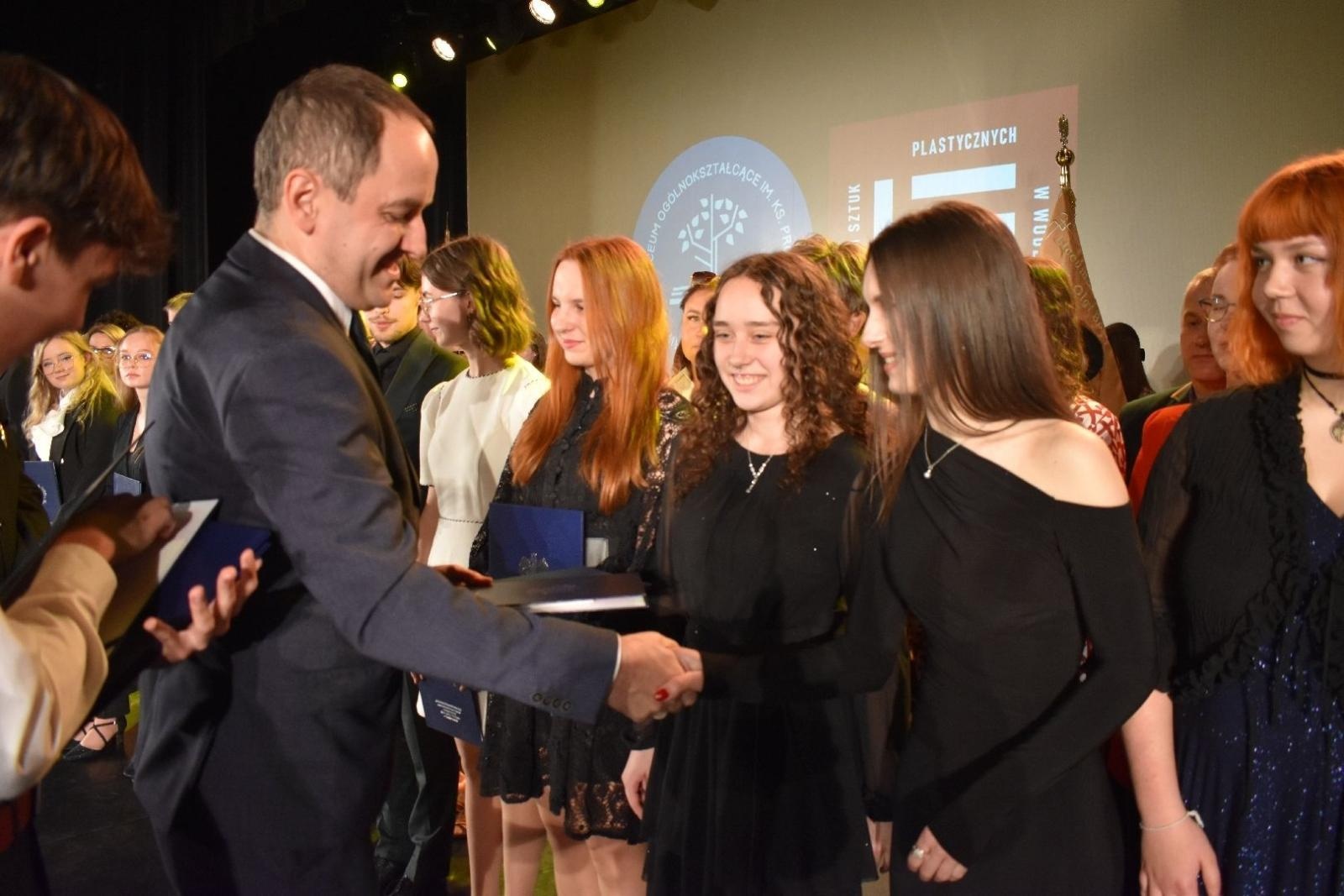 Zdjęcie w galerii na portalu naszwodzislaw.com: Maturzyści powiatowych szkół odebrali świadectwa [FOTO] wiadomości z regionu