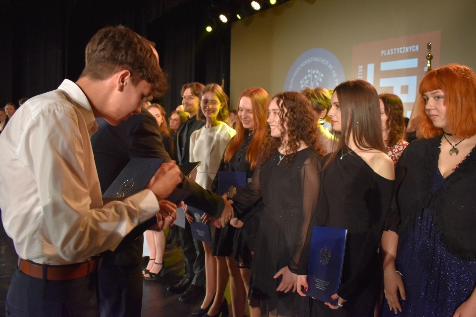 Zdjęcie w galerii na portalu naszwodzislaw.com: Maturzyści powiatowych szkół odebrali świadectwa [FOTO] wiadomości z regionu