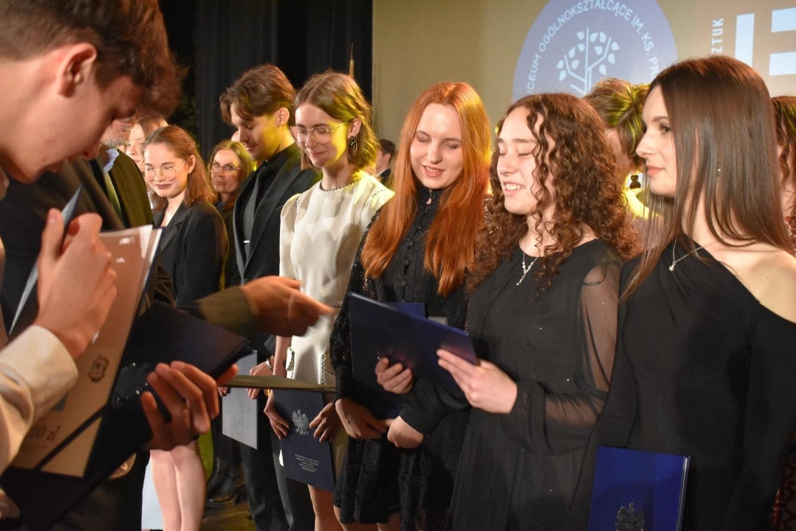 Zdjęcie w galerii na portalu naszwodzislaw.com: Maturzyści powiatowych szkół odebrali świadectwa [FOTO] wiadomości z regionu