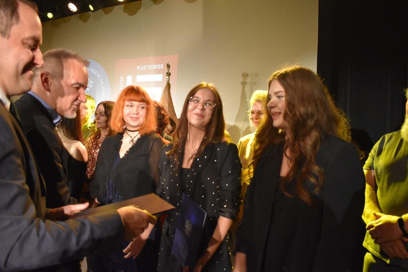 Zdjęcie w galerii na portalu naszwodzislaw.com: Maturzyści powiatowych szkół odebrali świadectwa [FOTO] wiadomości z regionu