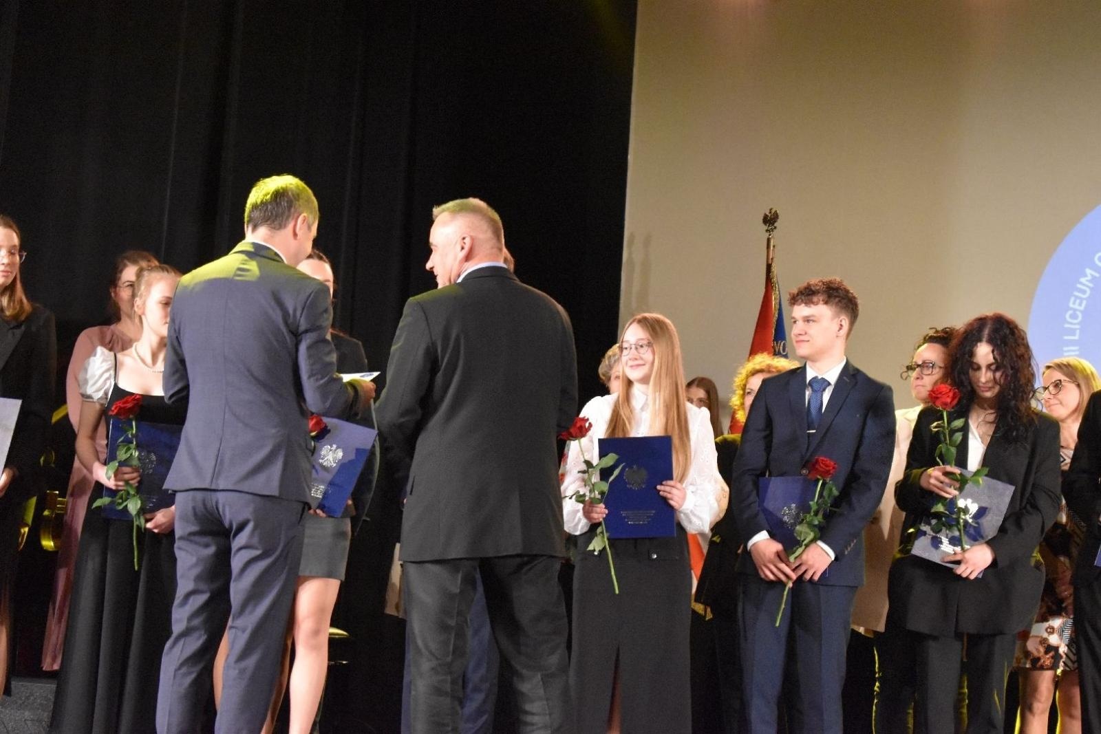 Zdjęcie w galerii na portalu naszwodzislaw.com: Maturzyści powiatowych szkół odebrali świadectwa [FOTO] wiadomości z regionu