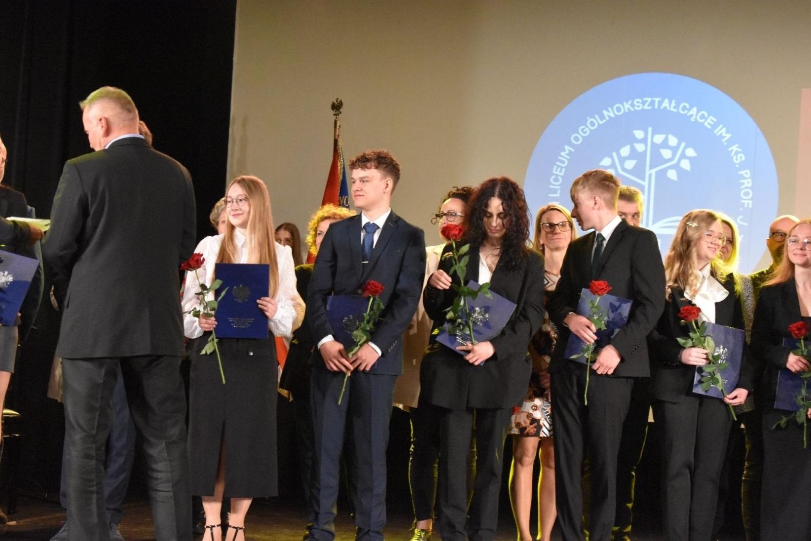 Zdjęcie w galerii na portalu naszwodzislaw.com: Maturzyści powiatowych szkół odebrali świadectwa [FOTO] wiadomości z regionu