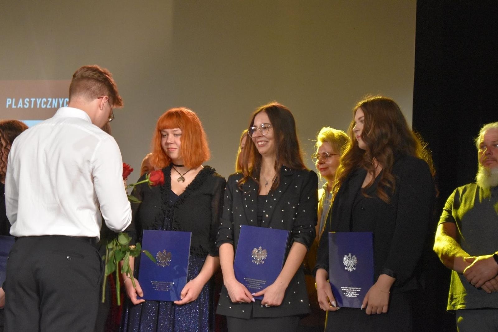 Zdjęcie w galerii na portalu naszwodzislaw.com: Maturzyści powiatowych szkół odebrali świadectwa [FOTO] wiadomości z regionu