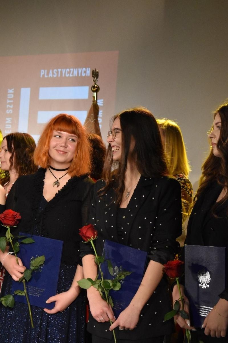 Zdjęcie w galerii na portalu naszwodzislaw.com: Maturzyści powiatowych szkół odebrali świadectwa [FOTO] wiadomości z regionu