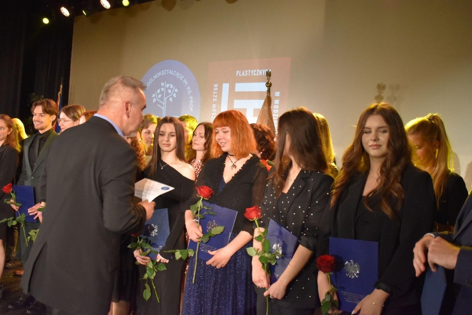 Zdjęcie w galerii na portalu naszwodzislaw.com: Maturzyści powiatowych szkół odebrali świadectwa [FOTO] wiadomości z regionu