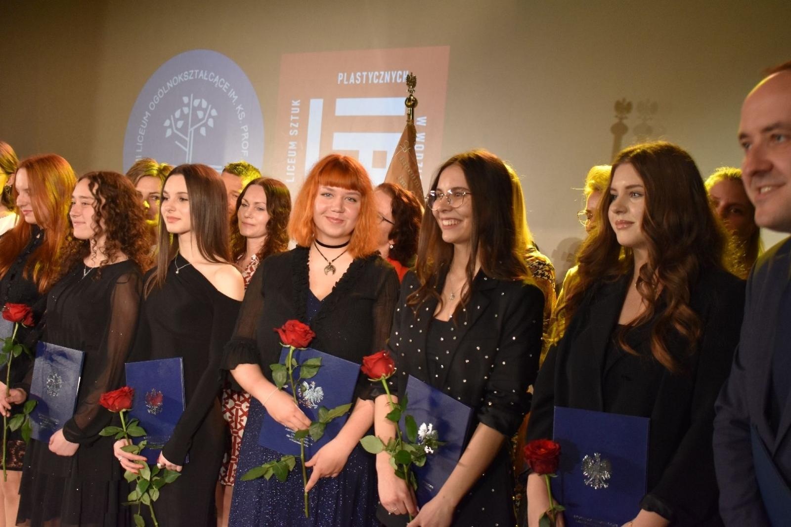 Zdjęcie w galerii na portalu naszwodzislaw.com: Maturzyści powiatowych szkół odebrali świadectwa [FOTO] wiadomości z regionu